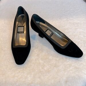 Nina Black Suede Kitten Heel Pumps Size 6.5